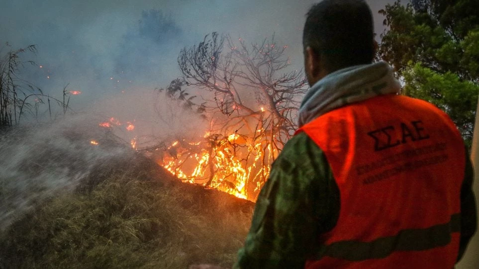 Ενεργά πύρινα μέτωπα σε Κινέτα, Καλλιτεχνούπολη και Ζεμενό Κορινθίας
